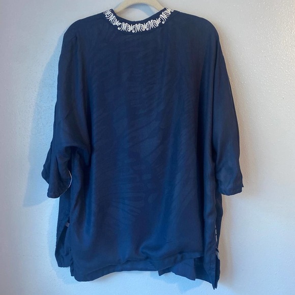 Chico’s reversible butterfly to solid kimono with embroidery detail Size S/M - Picture 2 of 8